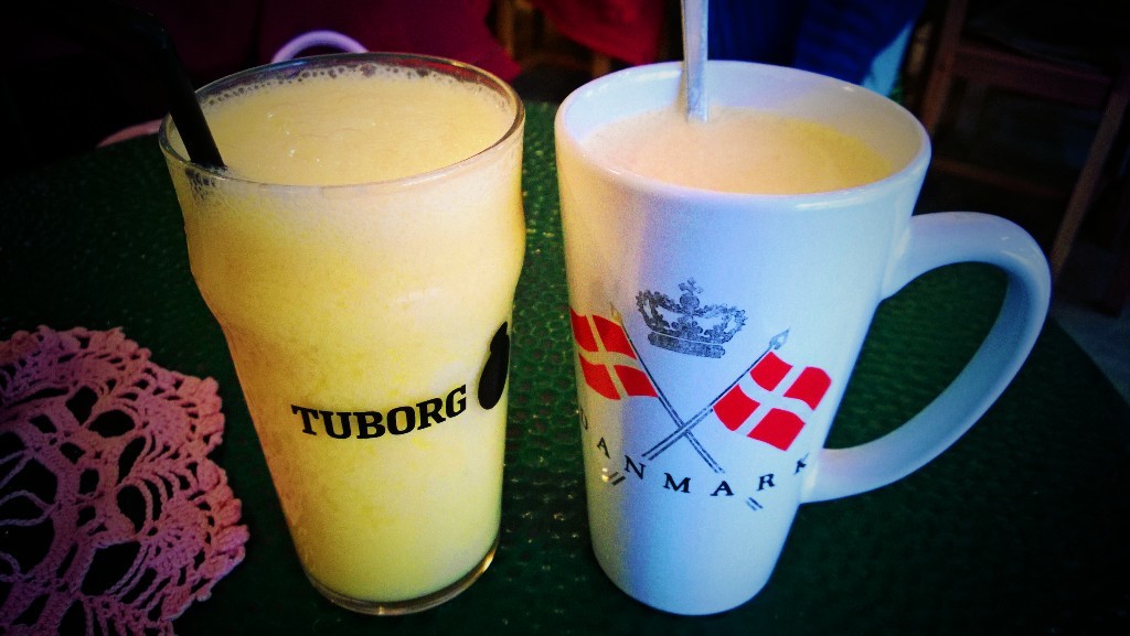 BIG cup of chai latte and a healthy smoothie - in a Tuborg glass, because after all, this is still Denmark!